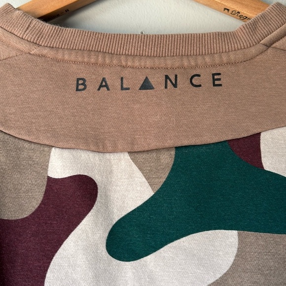 Balance Athletica Mountainside Cropped Crew Sweater Camo size S - Picture 5 of 7